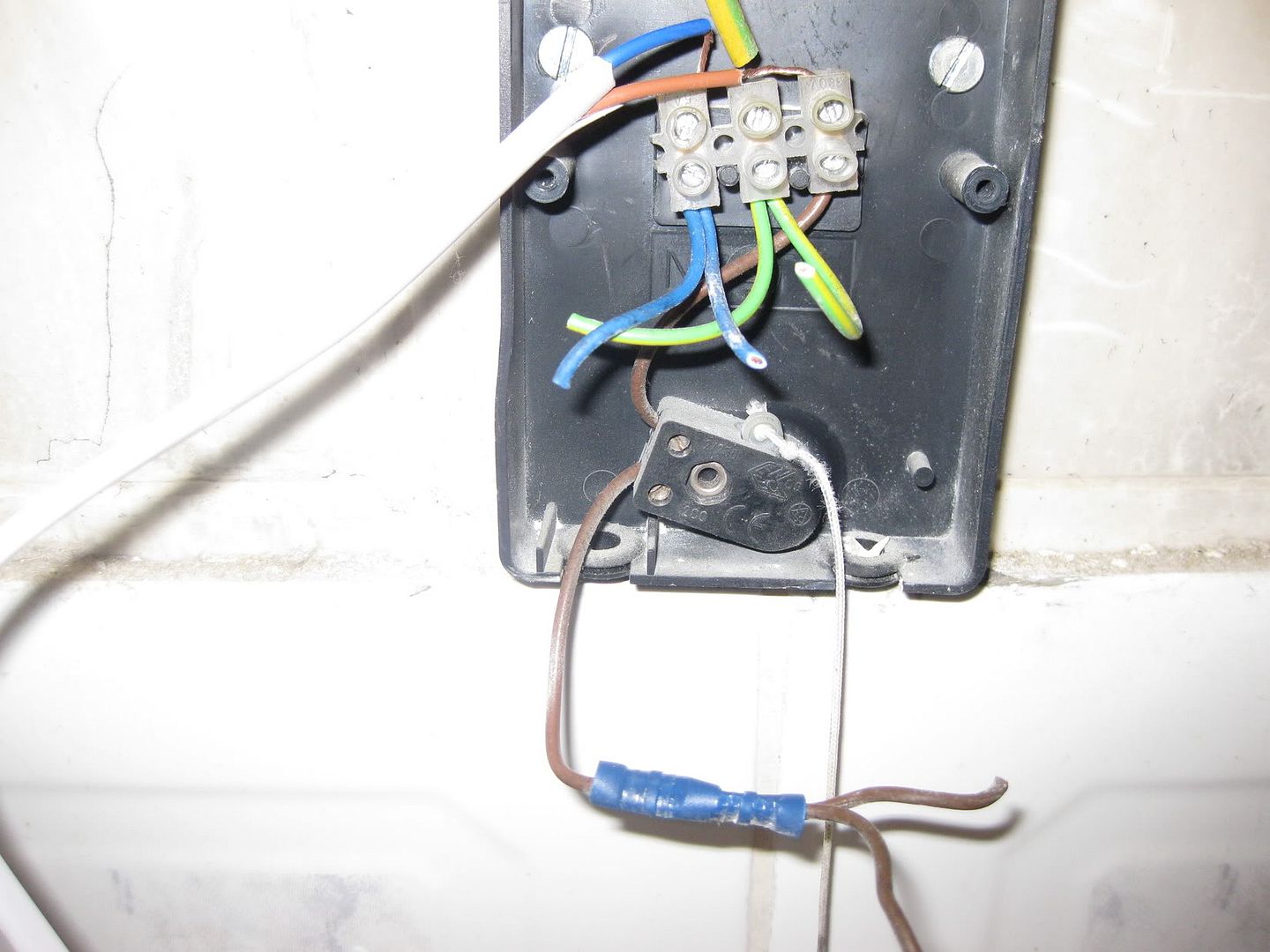 Any one good with electrics and advise how to connect my new bathroom