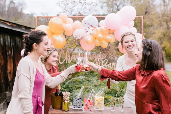  A Champagne Bar & DIY Flower Station? Yes, Please!