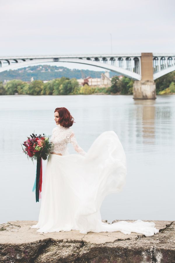  An Autumn Wedding Editorial Along the Riverbanks