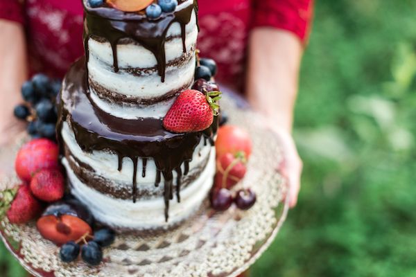  Romantic Lakeside Wedding Inspo in Burgundy & Gold