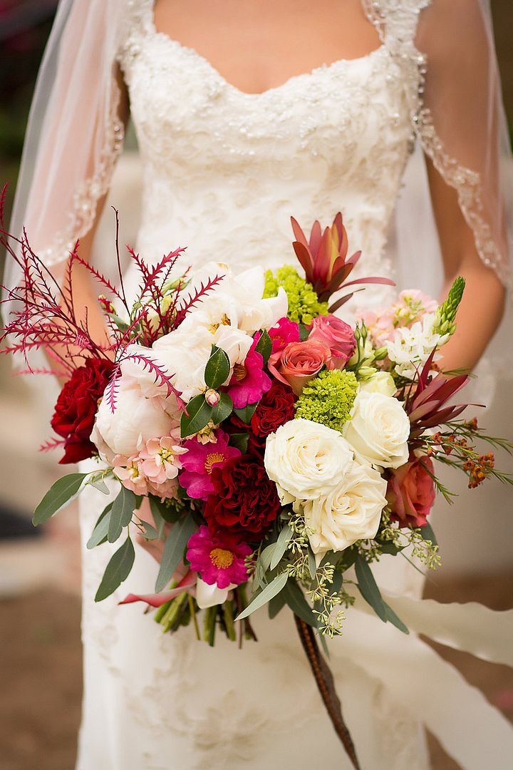 A Festive Holiday Shoot with Gorgeous Garlands 