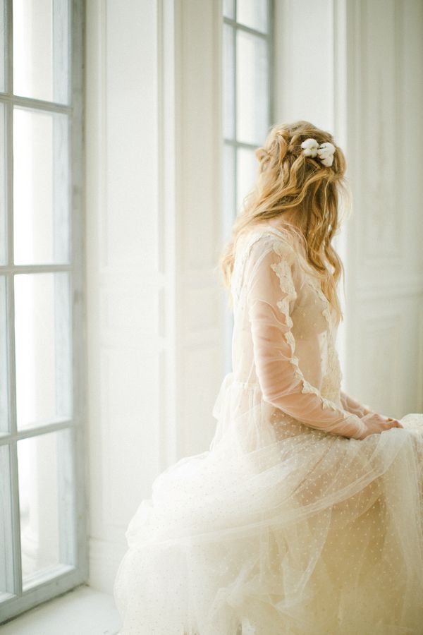 An Ethereal and Elegant Wedding Editorial - www.theperfectpalette.com - Styled Pretty