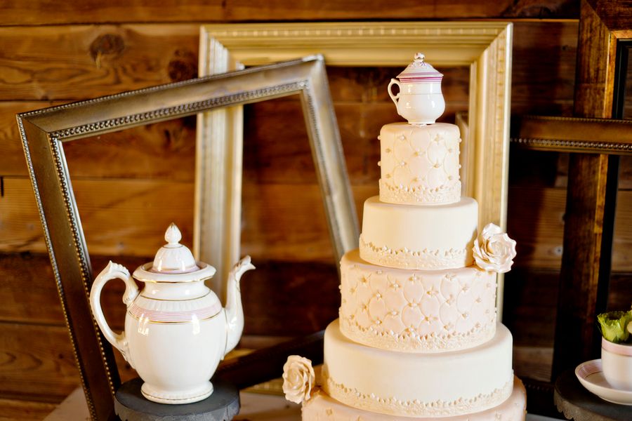 7 Wedding Cakes that Wow! www.theperfectpalette.com - Andie Freeman Photography, Southern Sophistication Designs, Sugar Kneads Cakery, 