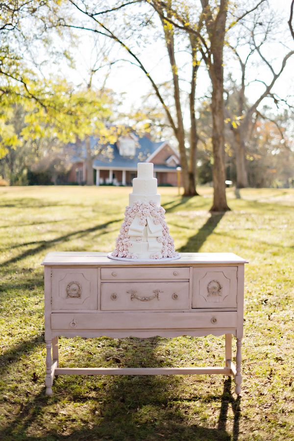 7 Wedding Cakes that Wow! www.theperfectpalette.com - Andie Freeman Photography, Southern Sophistication Designs, Sugar Kneads Cakery, 