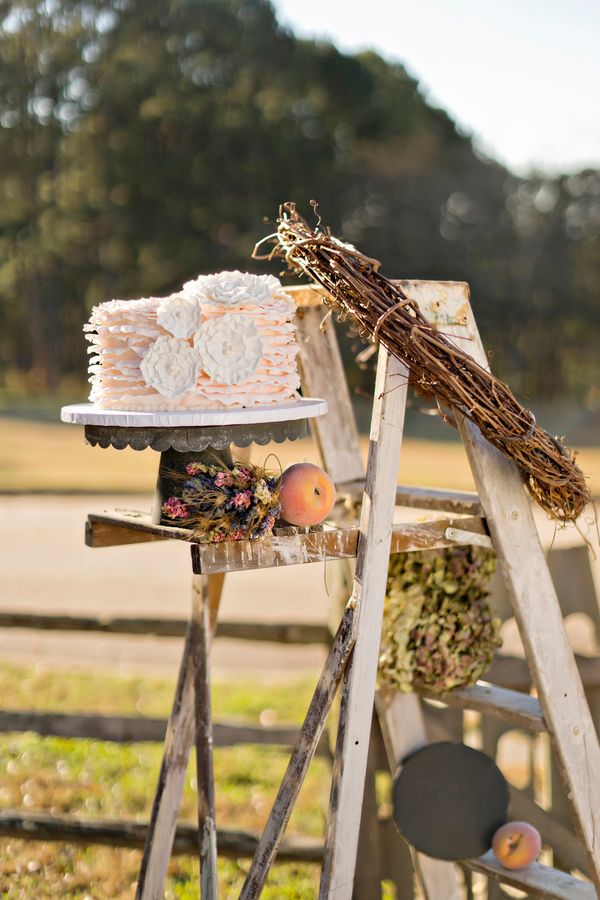 7 Wedding Cakes that Wow! www.theperfectpalette.com - Andie Freeman Photography, Southern Sophistication Designs, Sugar Kneads Cakery, 