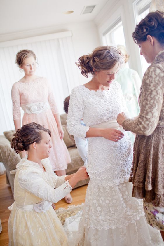 A Sweet Southern Wedding Under the Oak Trees - www.theperfectpalette.com - Watson Studios