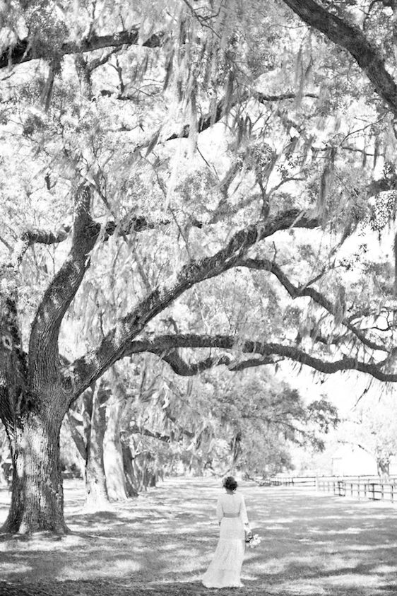 A Sweet Southern Wedding Under the Oak Trees - www.theperfectpalette.com - Watson Studios