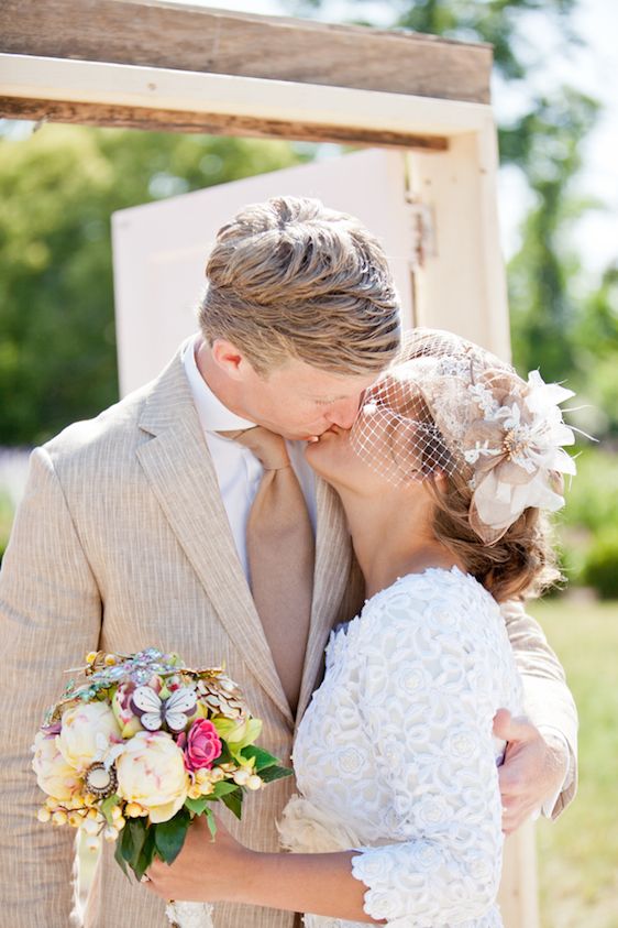 A Sweet Southern Wedding Under the Oak Trees - www.theperfectpalette.com - Watson Studios