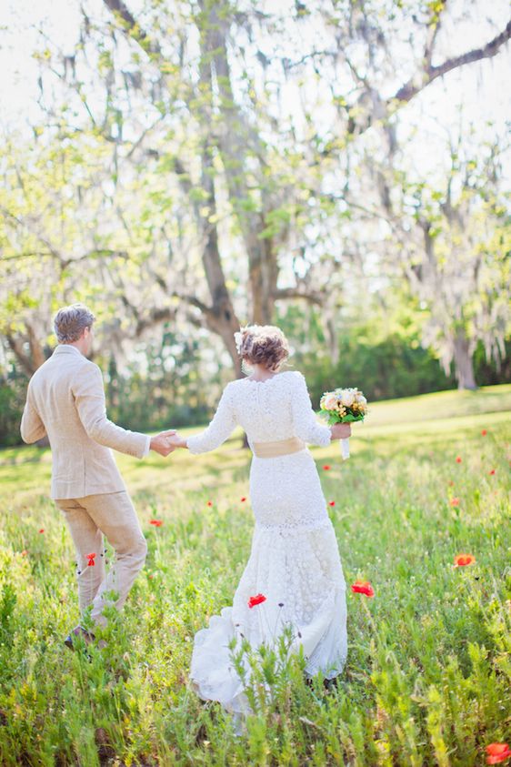 A Sweet Southern Wedding Under the Oak Trees - www.theperfectpalette.com - Watson Studios