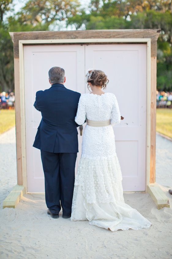 A Sweet Southern Wedding Under the Oak Trees - www.theperfectpalette.com - Watson Studios