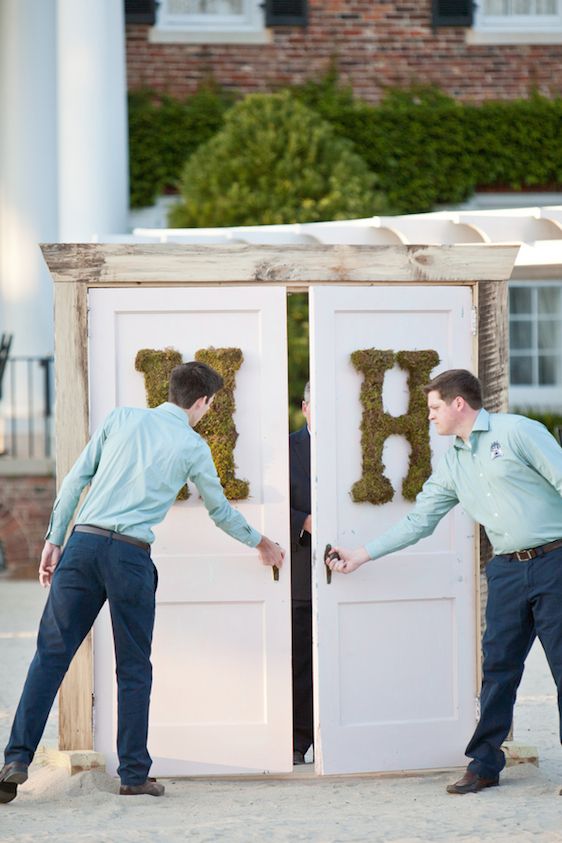 A Sweet Southern Wedding Under the Oak Trees - www.theperfectpalette.com - Watson Studios