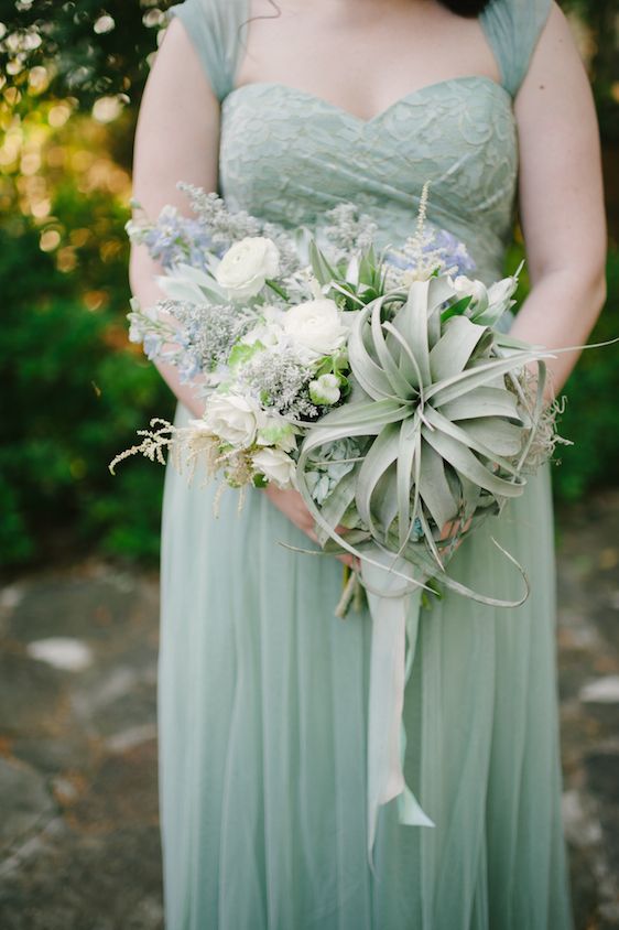 Coastal Chic Wedding Inspiration - www.theperfectpalette.com - Styled by The Perfect Palette, photos by Lauren Rae Photography, floral design by Bre Garvin of Juli Vaughn Designs