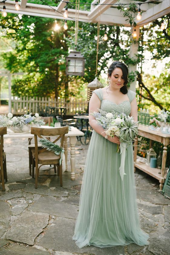 Coastal Chic Wedding Inspiration - www.theperfectpalette.com - Styled by The Perfect Palette, photos by Lauren Rae Photography, floral design by Bre Garvin of Juli Vaughn Designs
