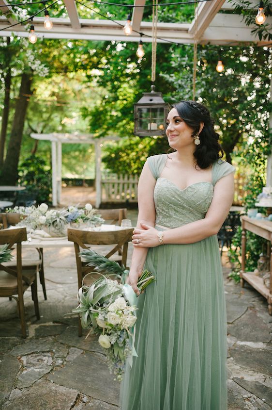 Coastal Chic Wedding Inspiration - www.theperfectpalette.com - Styled by The Perfect Palette, photos by Lauren Rae Photography, floral design by Bre Garvin of Juli Vaughn Designs