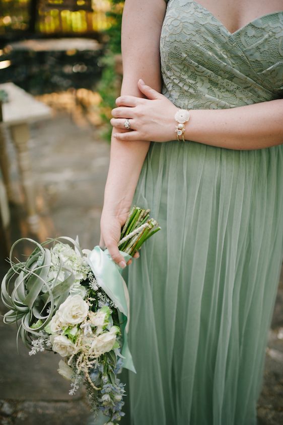 Coastal Chic Wedding Inspiration - www.theperfectpalette.com - Styled by The Perfect Palette, photos by Lauren Rae Photography, floral design by Bre Garvin of Juli Vaughn Designs