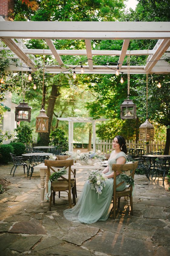 Coastal Chic Wedding Inspiration - www.theperfectpalette.com - Styled by The Perfect Palette, photos by Lauren Rae Photography, floral design by Bre Garvin of Juli Vaughn Designs