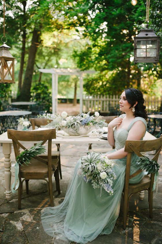Coastal Chic Wedding Inspiration - www.theperfectpalette.com - Styled by The Perfect Palette, photos by Lauren Rae Photography, floral design by Bre Garvin of Juli Vaughn Designs