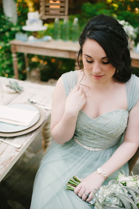 Coastal Chic Wedding Inspiration - www.theperfectpalette.com - Styled by The Perfect Palette, photos by Lauren Rae Photography, floral design by Bre Garvin of Juli Vaughn Designs