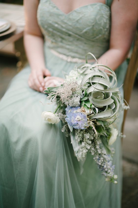 Coastal Chic Wedding Inspiration - www.theperfectpalette.com - Styled by The Perfect Palette, photos by Lauren Rae Photography, floral design by Bre Garvin of Juli Vaughn Designs