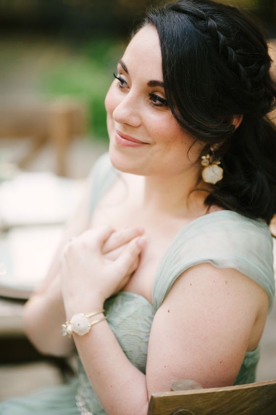 Coastal Chic Wedding Inspiration - www.theperfectpalette.com - Styled by The Perfect Palette, photos by Lauren Rae Photography, floral design by Bre Garvin of Juli Vaughn Designs
