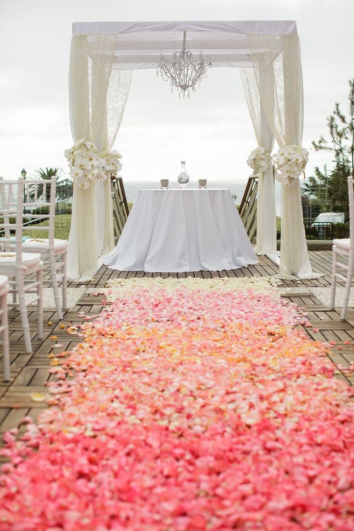 Coral Wedding Inspiration with Ombré Details - www.theperfectpalette.com - Get the Look!