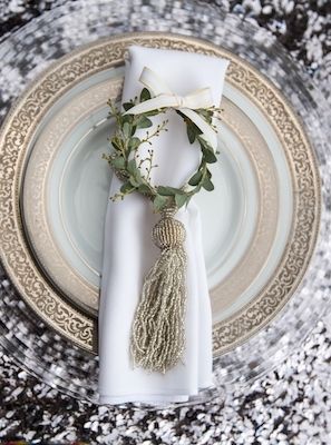 Winter Meets Old Hollywood Style - www.theperfectpalette.com - Elizabeth Victoria Phase 4 Photography, Knot Just Flowers