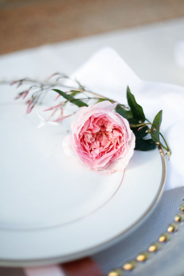 Romantic Valentine's Day Inspired Editorial  - www.theperfectpalette.com - Real Southern Accents, Jenn Finazzo Photography, Whimsical Floral Design