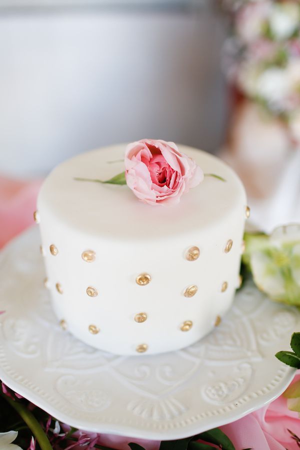 Romantic Valentine's Day Inspired Editorial  - www.theperfectpalette.com - Real Southern Accents, Jenn Finazzo Photography, Whimsical Floral Design