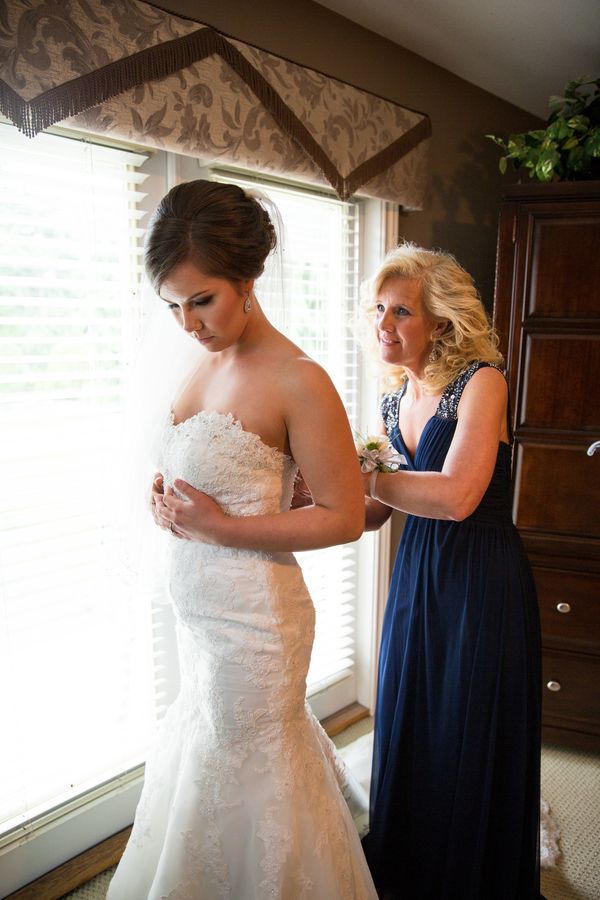 Mint Green Spring Wedding in Vancouver - www.theperfectpalette.com - Joanna Moss Photography, Elderberry Floral