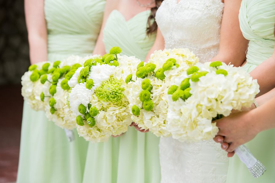 Mint Green Spring Wedding in Vancouver - www.theperfectpalette.com - Joanna Moss Photography, Elderberry Floral