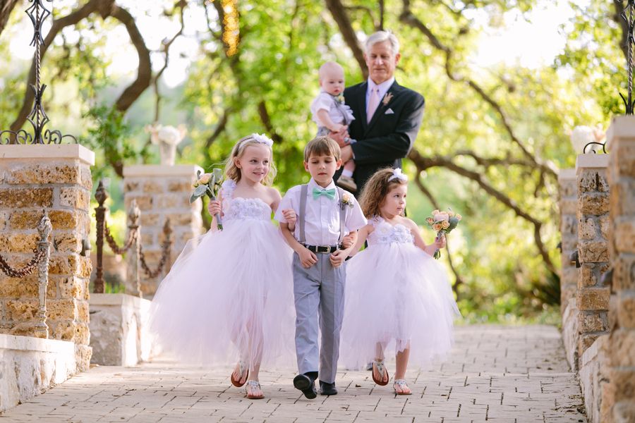 A Wedding Under the Oak Trees - www.theperfectpalette.com - Al Gawlik Photography, Florals by Wow Factor Design