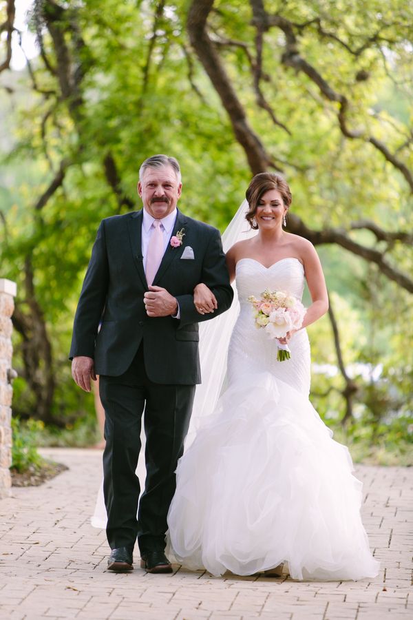 A Wedding Under the Oak Trees - www.theperfectpalette.com - Al Gawlik Photography, Florals by Wow Factor Design