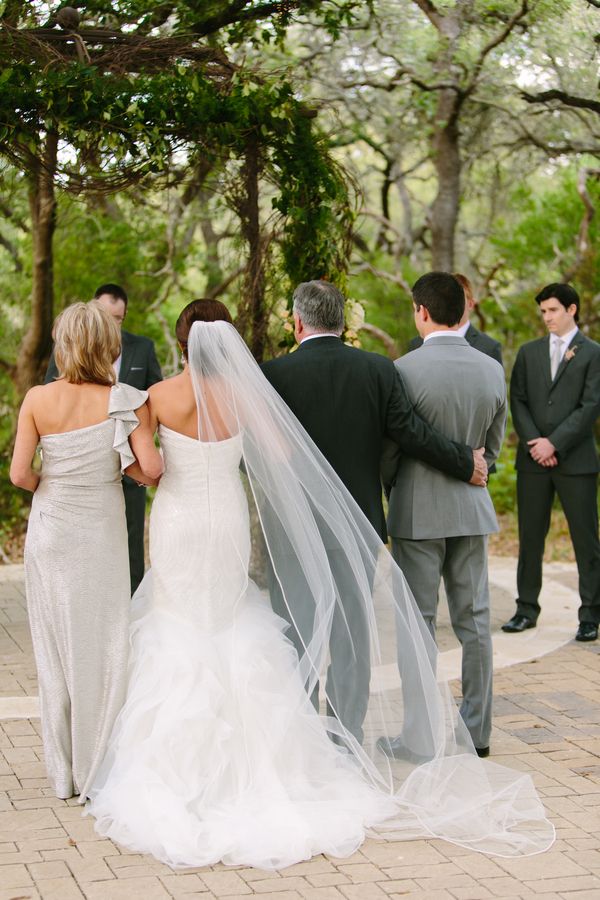 A Wedding Under the Oak Trees - www.theperfectpalette.com - Al Gawlik Photography, Florals by Wow Factor Design