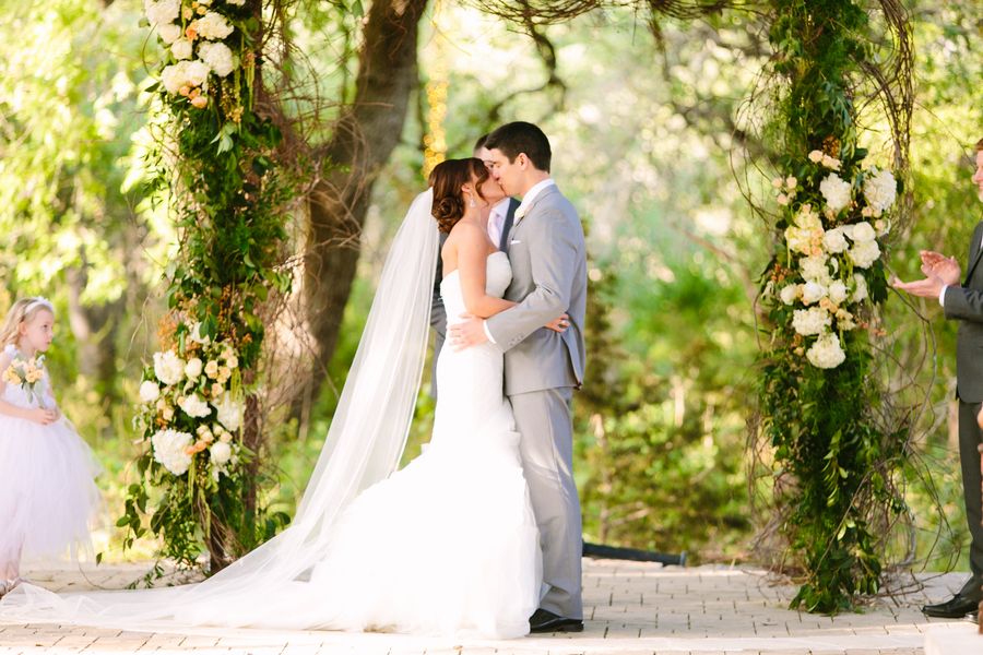 A Wedding Under the Oak Trees - www.theperfectpalette.com - Al Gawlik Photography, Florals by Wow Factor Design