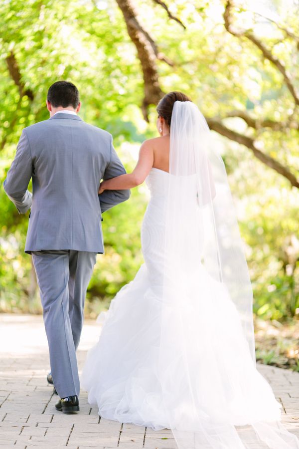 A Wedding Under the Oak Trees - www.theperfectpalette.com - Al Gawlik Photography, Florals by Wow Factor Design