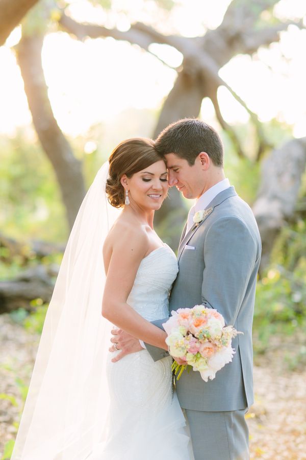 A Wedding Under the Oak Trees - www.theperfectpalette.com - Al Gawlik Photography, Florals by Wow Factor Design