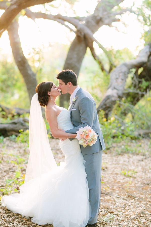 A Wedding Under the Oak Trees - www.theperfectpalette.com - Al Gawlik Photography, Florals by Wow Factor Design