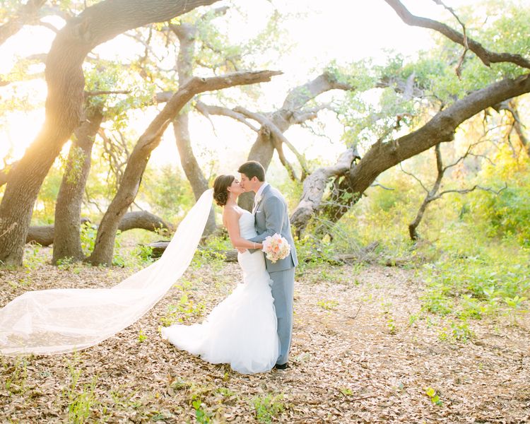 A Wedding Under the Oak Trees - www.theperfectpalette.com - Al Gawlik Photography, Florals by Wow Factor Design