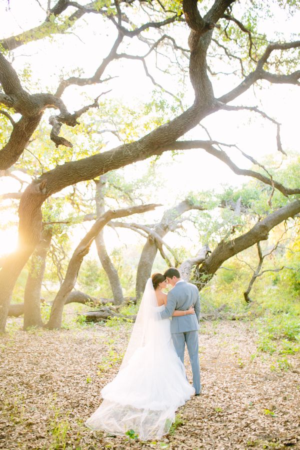 A Wedding Under the Oak Trees - www.theperfectpalette.com - Al Gawlik Photography, Florals by Wow Factor Design