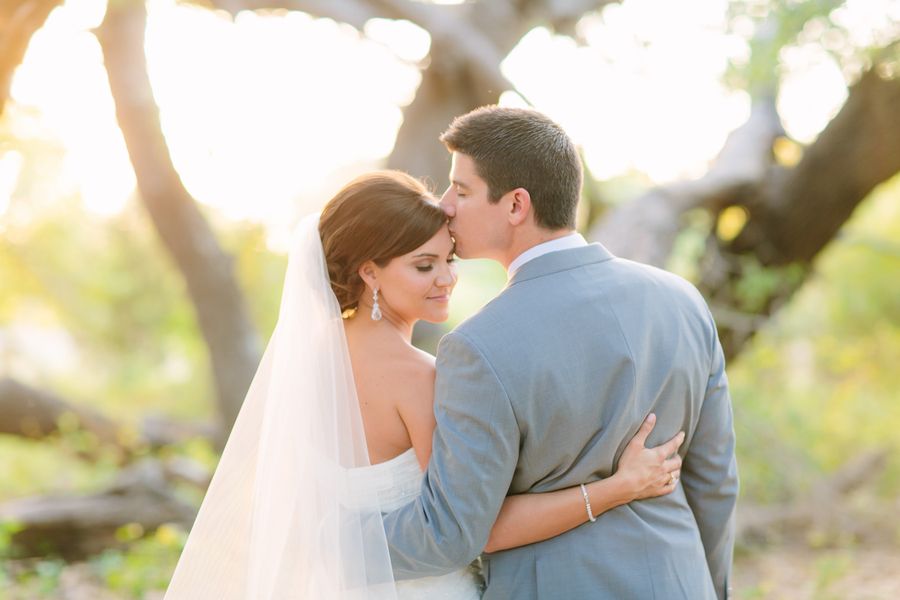 A Wedding Under the Oak Trees - www.theperfectpalette.com - Al Gawlik Photography, Florals by Wow Factor Design