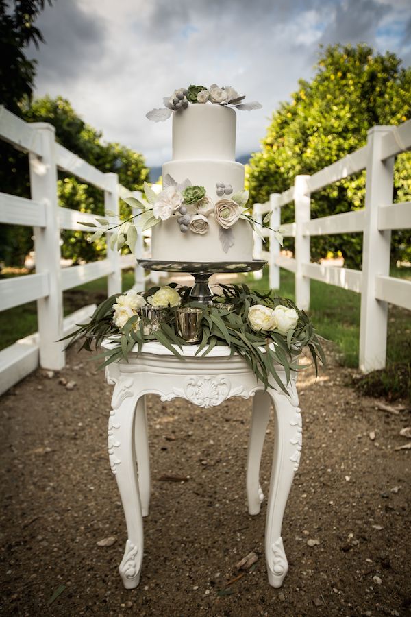 Winter Meets Old Hollywood Style - www.theperfectpalette.com - Elizabeth Victoria Phase 4 Photography, Knot Just Flowers