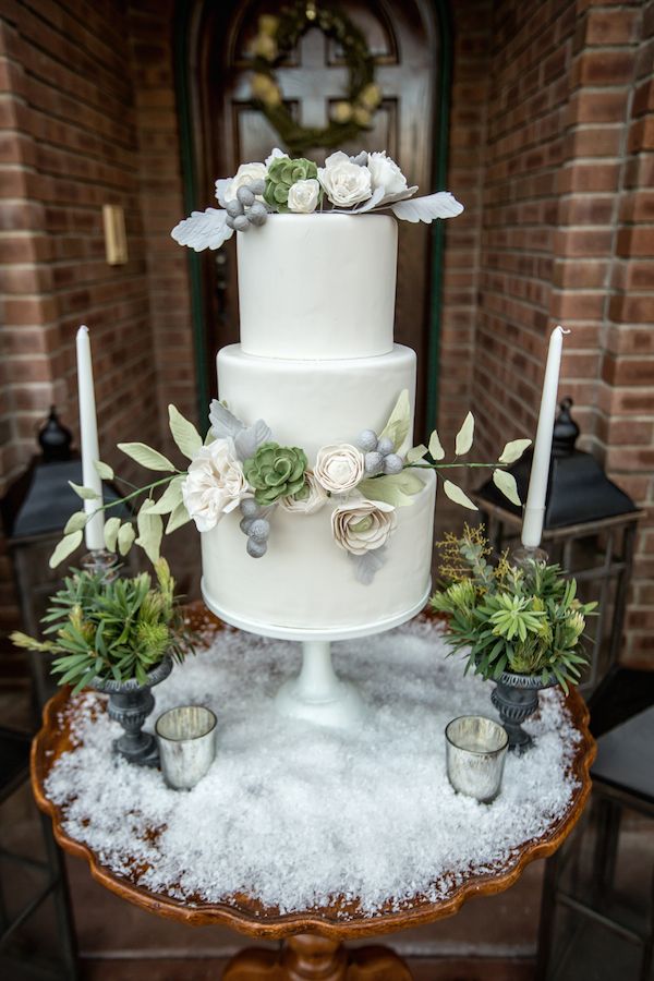 Winter Meets Old Hollywood Style - www.theperfectpalette.com - Elizabeth Victoria Phase 4 Photography, Knot Just Flowers