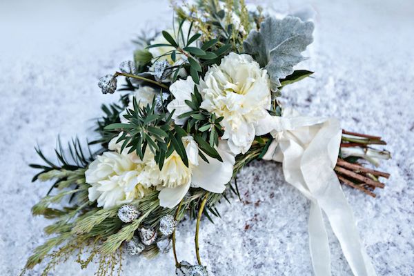 Winter Meets Old Hollywood Style - www.theperfectpalette.com - Elizabeth Victoria Phase 4 Photography, Knot Just Flowers