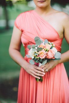 Coral Wedding Inspiration with Ombré Details - www.theperfectpalette.com - Get the Look!