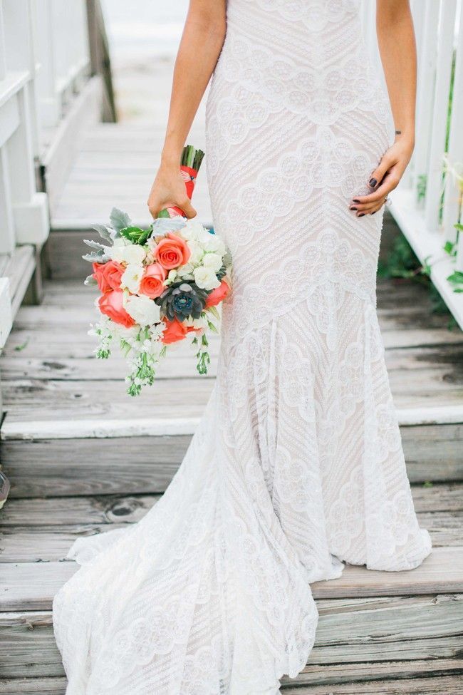 Coral Wedding Inspiration with Ombré Details - www.theperfectpalette.com - Get the Look!