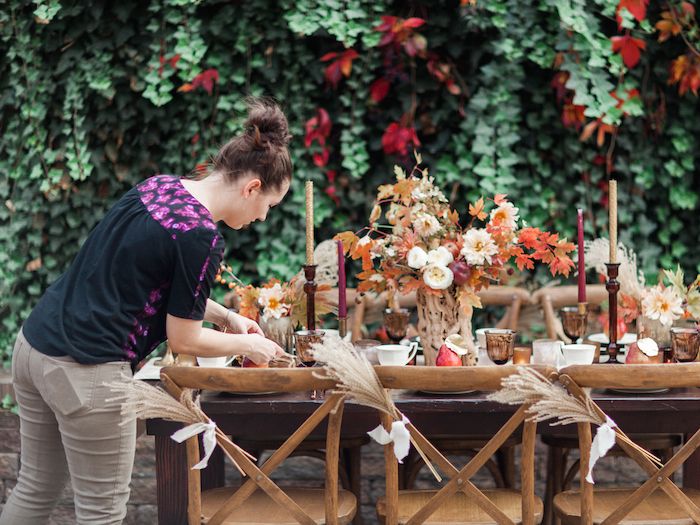 A Thanksgiving Tablescape Styled with Rich Warm Tones - www.theperfectpalette.com - Leslie Dawn Events + Megan Robinson Photography