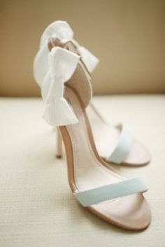 Grayed Jade Wedding Inspiration - www.theperfectpalette.com - Color Ideas for Weddings + Parties