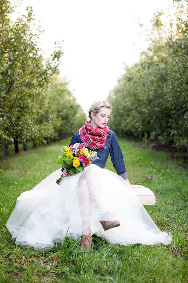 Styled Shoot: Orchard 'I Do's with Cozy Fall Details - www.theperfectpalette.com - Hetler Photography, Red Heels Events 