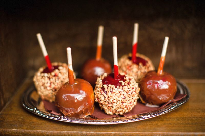 Candy & caramel apples - www.theperfectpalette.com - Custom Love Gifts & The Bride Link, Photography by JoPhoto