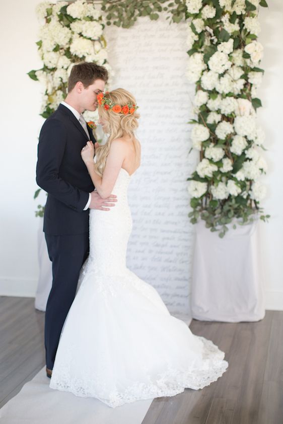 Modern + Preppy Wedding with Navy Blue and Tangerine - www.theperfectpalette.com - Color Ideas for Weddings +Parties